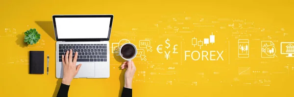 Forex koncepcji handlu z osobą korzystającą z laptopa — Zdjęcie stockowe