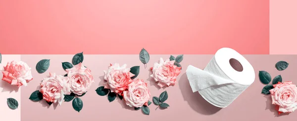 Туалетная бумага с розовыми розами вид сверху — стоковое фото