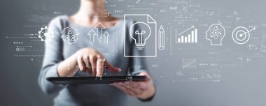 Bir tablet kullanan kadınla başarı teması