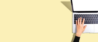 Dizüstü bilgisayar kullanan kişi