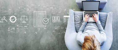 Dizüstü bilgisayar kullanan bir adamla uyum konsepti