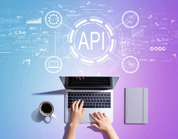 API - program programmering gränssnitt koncept med person som använder en bärbar dator — Stockfoto