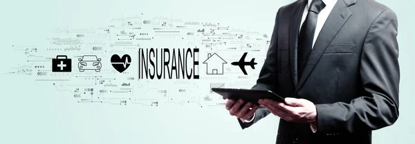 Försäkringskoncept med affärsman håller en tablett — Stockfoto