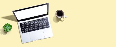 Kahve fincanlı dizüstü bilgisayar.