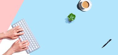 Bilgisayar klavyesi kullanan bir kadın