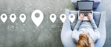 Bir insanın dizüstü bilgisayar kullanarak harita şifreleme kavramı