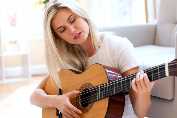 Fiatal nő gitározik — Stock Fotó
