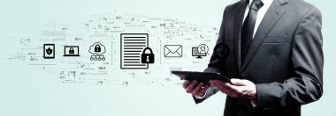 İş adamının elinde tablet tuttuğu veri koruma kavramı