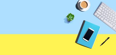 Masa ögeleri - klavye, akıllı telefon, kahve ve bir kalem