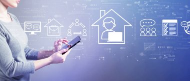 Tablet kullanan bir kadınla Uzak Çalışma teması