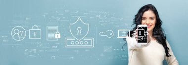 Siber güvenlik temalı, elinde akıllı telefon olan bir kadın.