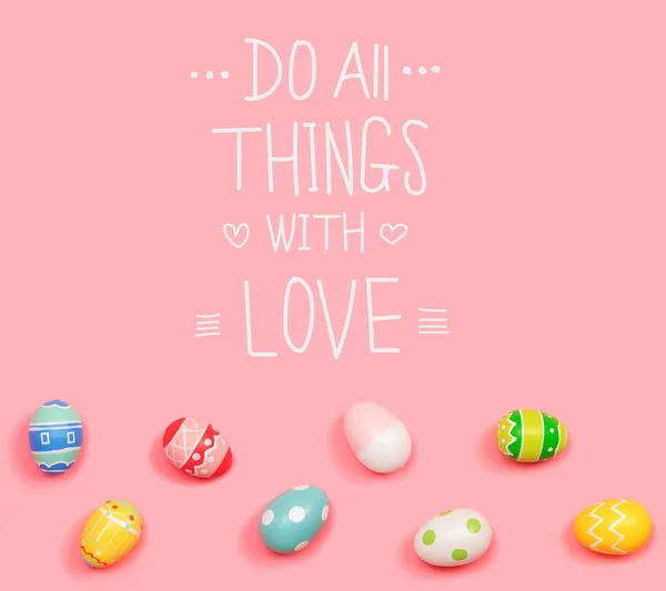 Faites toutes choses avec amour message avec des œufs de Pâques — Photo