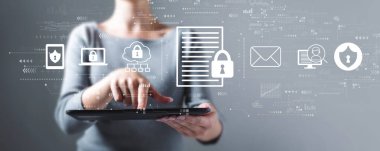 Tablet kullanan bir kadınla veri koruma kavramı