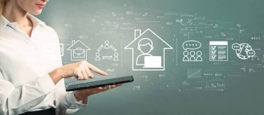 Bir tablet kullanarak iş kadınıyla uzaktan çalışma teması