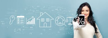 Akıllı telefon tutan bir kadınla emlak teması