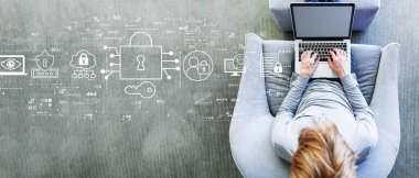 Dizüstü bilgisayar kullanan bir adamla veri güvenliği kavramı