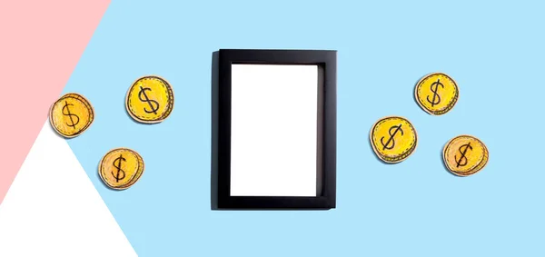 Пустой фото рамка с монетами - заработать онлайн тему — стоковое фото
