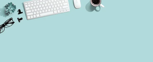 Computertoetsenbord met een kop koffie en een bril — Stockfoto
