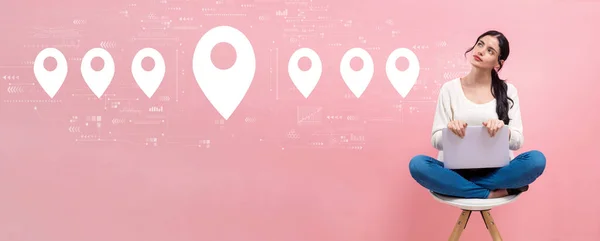 Karta pin koncept med kvinna med hjälp av en bärbar dator — Stockfoto