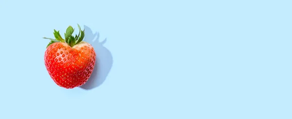 新鮮な赤いイチゴのオーバーヘッドビュー — ストック写真