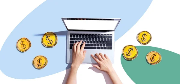 Людина, яка використовує ноутбук з монетами - заробляє онлайн-тему — стокове фото