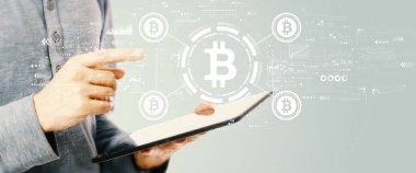 Tablet tutan genç adamın Bitcoin teması