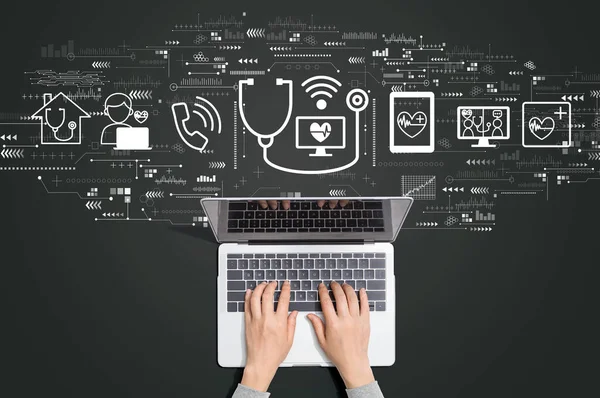 Tema de telemedicina con la persona que usa el ordenador portátil — Foto de Stock
