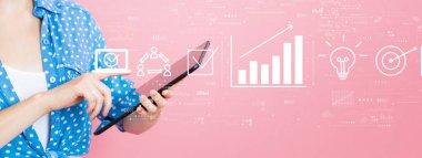 Pazarlama kavramı ile bir tablet kullanan kadın