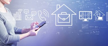 Tablet kullanan bir kadınla iletişim teması