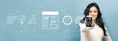 Akıllı telefon tutan bir kadınla proje yönetimi teması