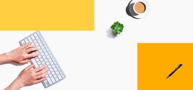 Bilgisayar klavyesi kullanan bir kadın