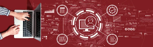 Bir dizüstü bilgisayar kullanan kişi ile belge yönetim sistemi kavramı