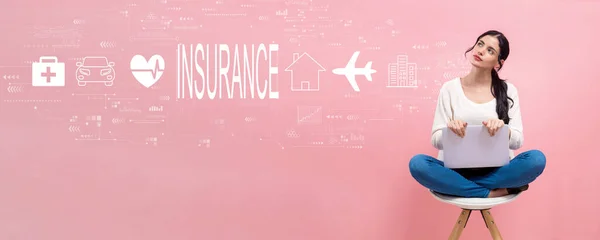 Försäkring koncept med kvinna med hjälp av en bärbar dator — Stockfoto