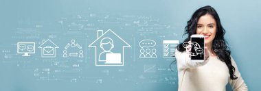 Akıllı telefon tutan bir kadınla Uzak Çalışma teması