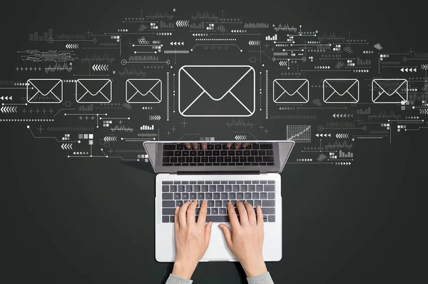 E-mail concept met persoon met laptop — Stockfoto