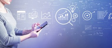 Tablet kullanan bir kadının veri analizi kavramı