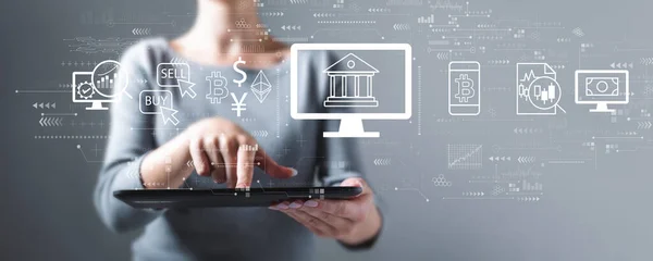 Cryptocurrency fintech tema med kvinna med hjälp av en tablett — Stockfoto