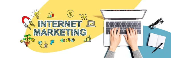 Marketing Internet avec une personne utilisant un ordinateur portable — Photo
