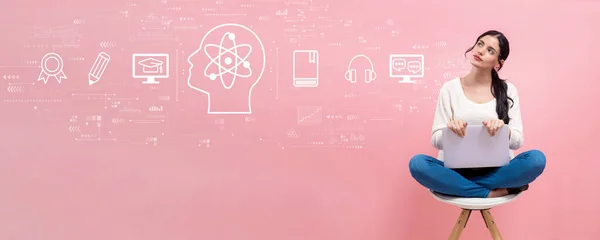 Online utbildning koncept med kvinna med hjälp av en bärbar dator — Stockfoto