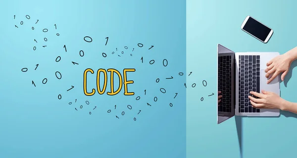Código con la persona que trabaja con ordenador portátil —  Fotos de Stock