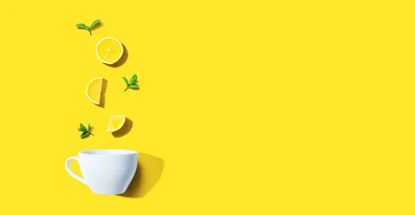 Friss sárga citrom teáscsésze felülnézetből — Stock Fotó