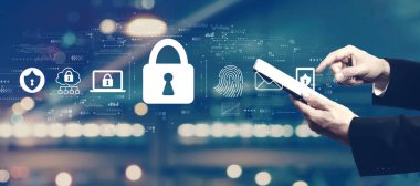 Bir tablet kullanarak iş adamı ile internet ağı güvenliği kavramı