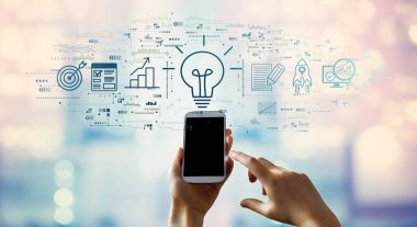 Akıllı telefon kullanan biriyle başarı kavramı kurmak için harika bir fikir.