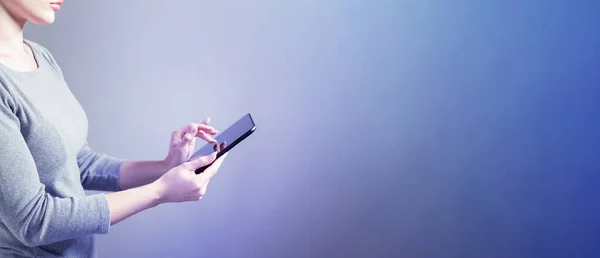 Mujer usando una tableta — Foto de Stock