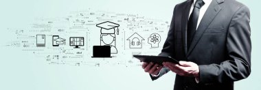 Bir tablet tutan işadamı ile uzaklık öğrenme teması