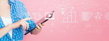 Tablet kullanan bir kadınla içerik pazarlama kavramı