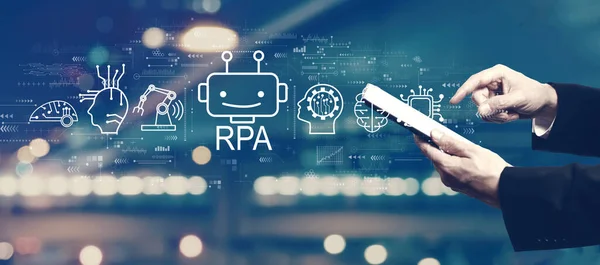 Robotic Process Automation tema med affärsman med hjälp av en tablett — Stockfoto