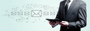 İş adamının elinde tablet tuttuğu e-posta kavramı