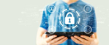 Tablet kullanan bir adamla internet ağı güvenliği kavramı