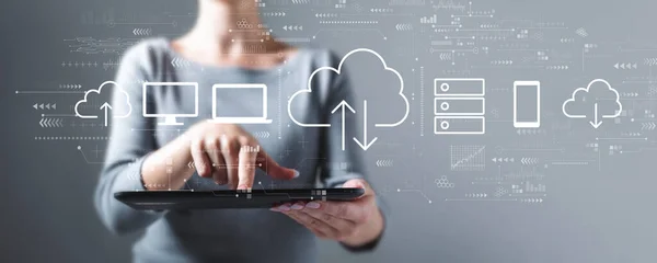 Computação em nuvem com mulher usando um tablet — Fotografia de Stock